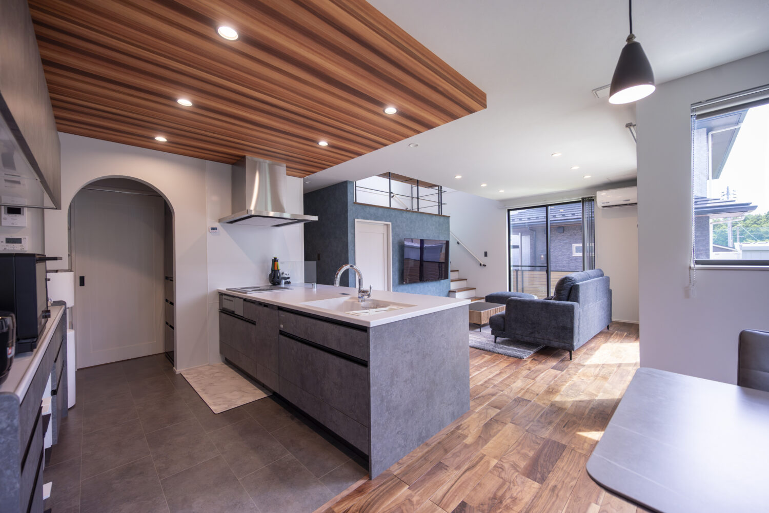 料理中もリビングやダイニングを見渡せる対面キッチン｜回遊動線とスキップフロアで 家族の時間が広がる家｜アイデザインホームの実例集