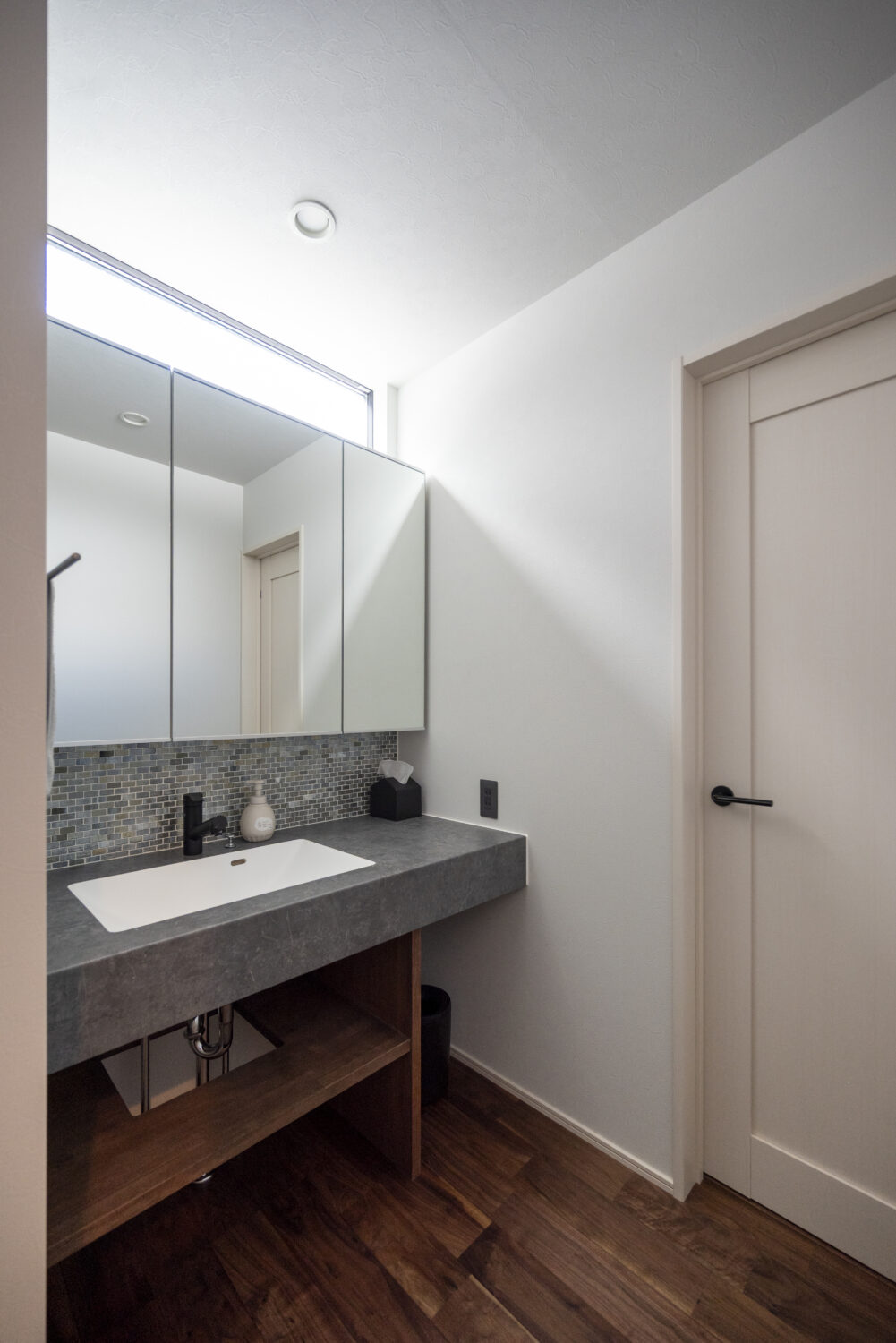 表情豊かなガラスタイル（ニューヨーカーグラス／名古屋モザイク）をアクセントに取り入れた、ホテルライクな洗面室｜回遊動線とスキップフロアで 家族の時間が広がる家｜アイデザインホームの実例集