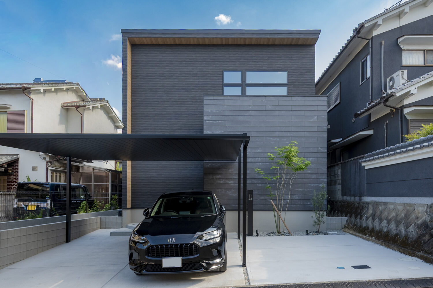 夫婦の好きを取り入れた 1階完結型のホテルライクな家｜アイデザインホーム｜色味を揃えながら質感の違いで表情をつけたスタイリッシュなBOX型の外観