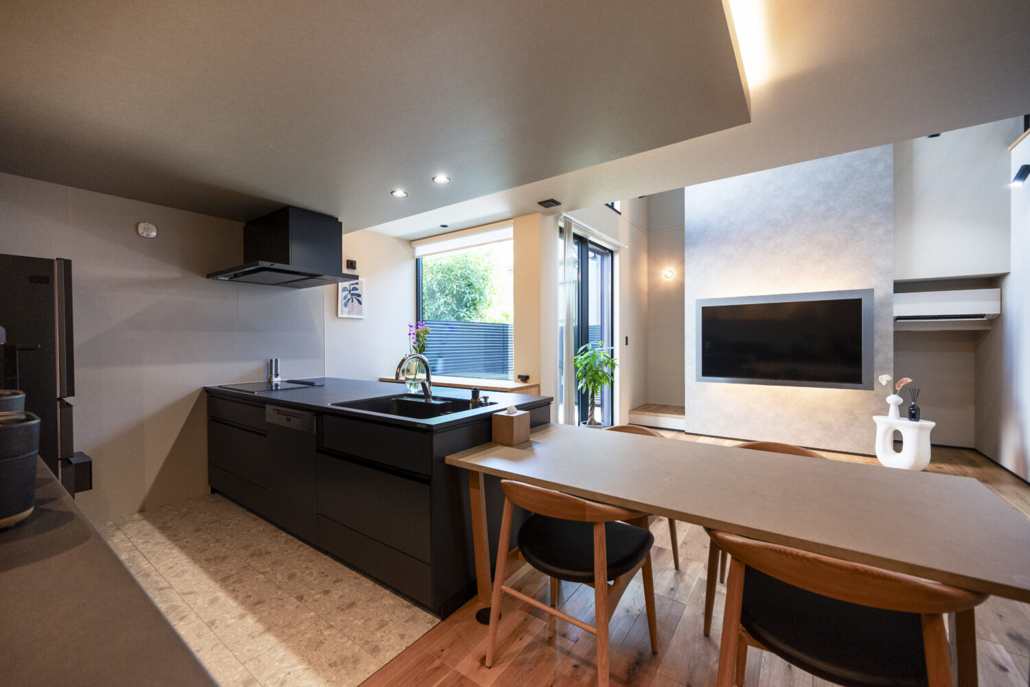 夫婦の好きを取り入れた 1階完結型のホテルライクな家｜アイデザインホーム｜ショールームで一目惚れしたクリナップ（セントロ）のキッチン