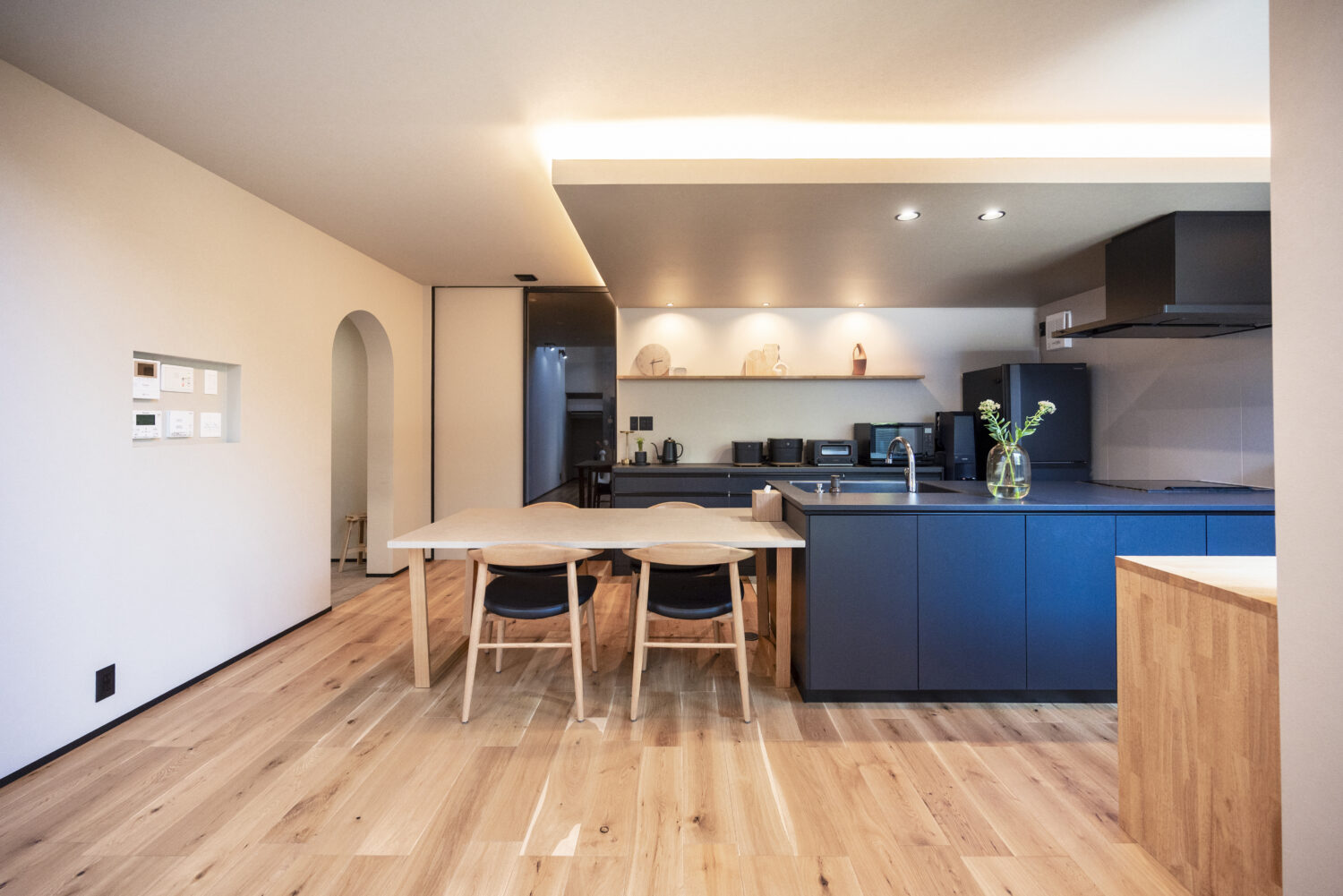 夫婦の好きを取り入れた 1階完結型のホテルライクな家｜アイデザインホーム｜グレージュとチャコールでまとめた、ホテルライクなダイニングキッチン