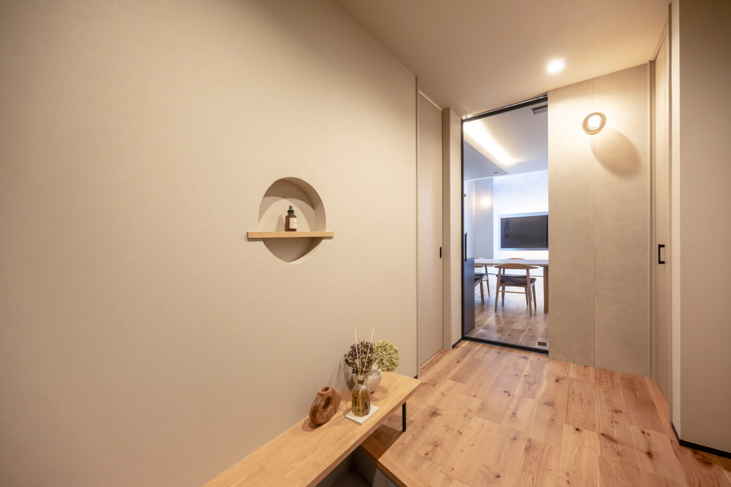 夫婦の好きを取り入れた 1階完結型のホテルライクな家｜アイデザインホーム｜可愛らしい印象の円形のニッチは、季節の植物や小物を飾れるスペースに