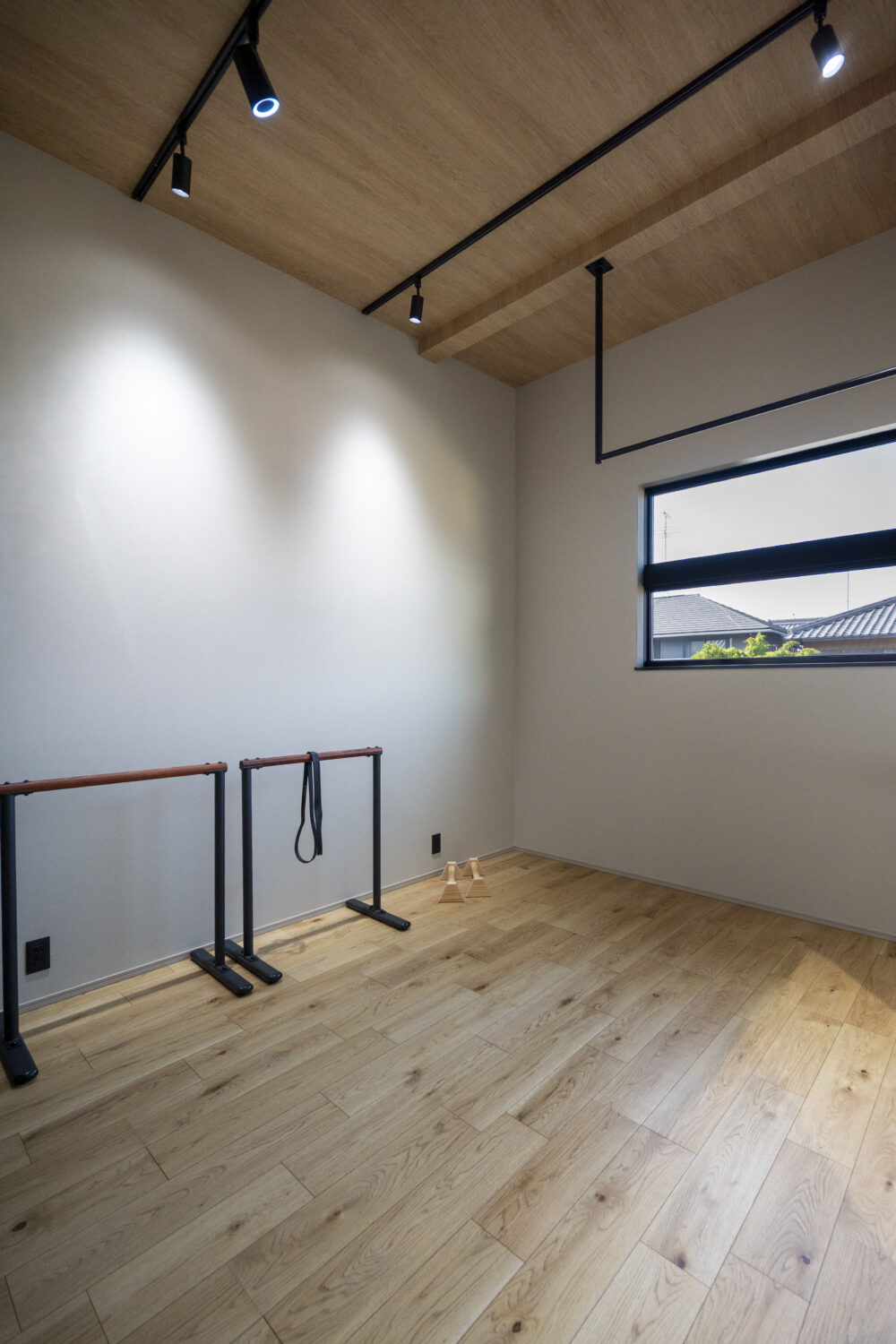 夫婦の好きを取り入れた 1階完結型のホテルライクな家｜アイデザインホーム｜筋トレ好きなご主人専用のトレーニングルーム