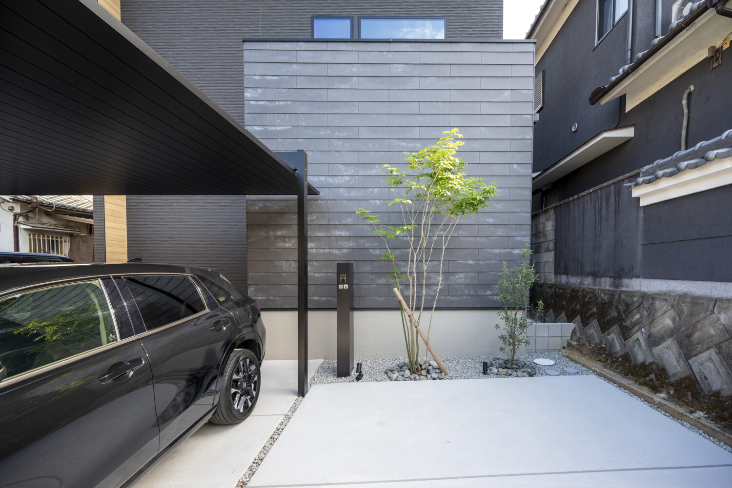 夫婦の好きを取り入れた 1階完結型のホテルライクな家｜アイデザインホーム｜玄関前に壁を設け道路側からの視線を遮ることで、人目を気にせず安心して出入りできるように配慮