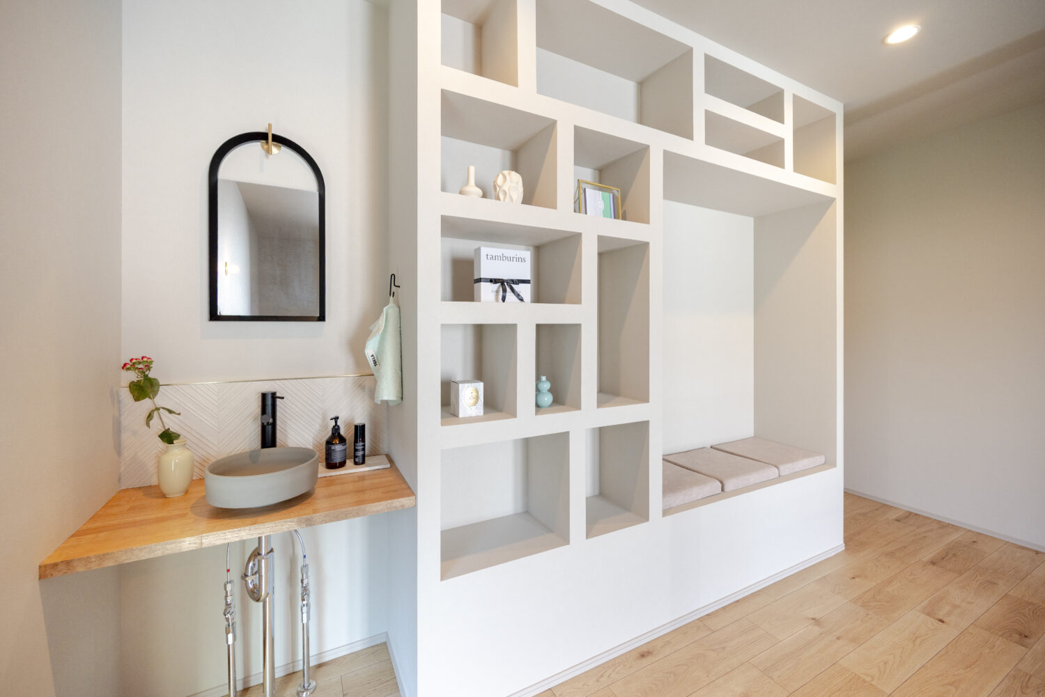 夫婦の好きを取り入れた 1階完結型のホテルライクな家｜アイデザインホーム｜1つずつ形やサイズに変化をつけた、奥さまこだわりの造作ニッチ