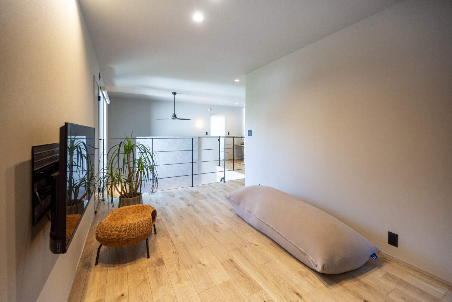 夫婦の好きを取り入れた 1階完結型のホテルライクな家｜アイデザインホーム｜来を見据え、2階ホールを広めに計画したセカンドリビング