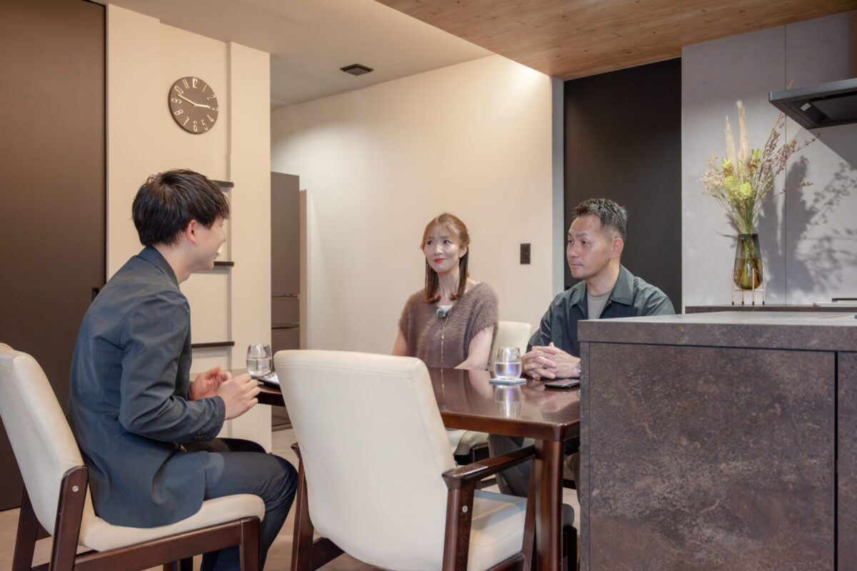 奈良の注文住宅はアイデザインホーム | 奈良県橿原市で建て替えをされたオーナー様にインタビューさせていただきました。 空間をゆるやかにつなぐ段差と、家族が自然に集まるリビング