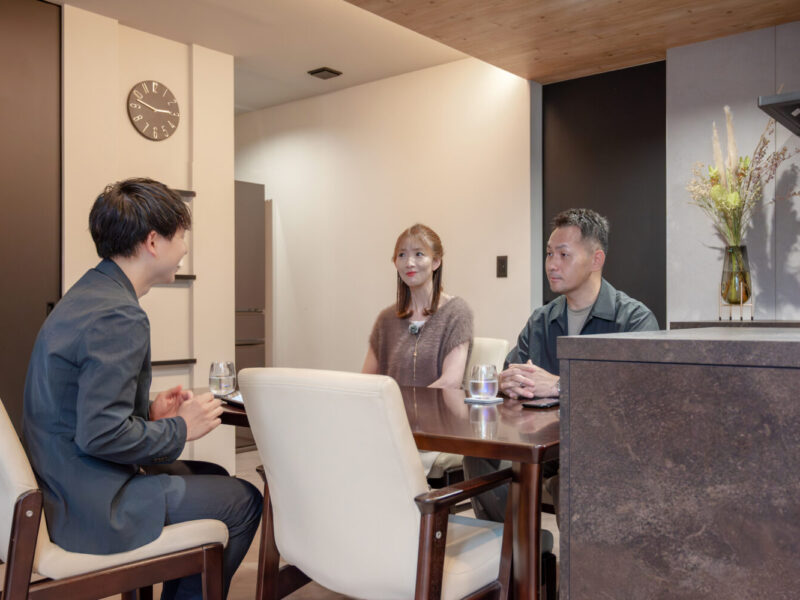 奈良の注文住宅はアイデザインホーム ｜ 奈良県橿原市で建て替えをされたオーナー様にインタビューさせていただきました。 空間をゆるやかにつなぐ段差と、家族が自然に集まるリビング