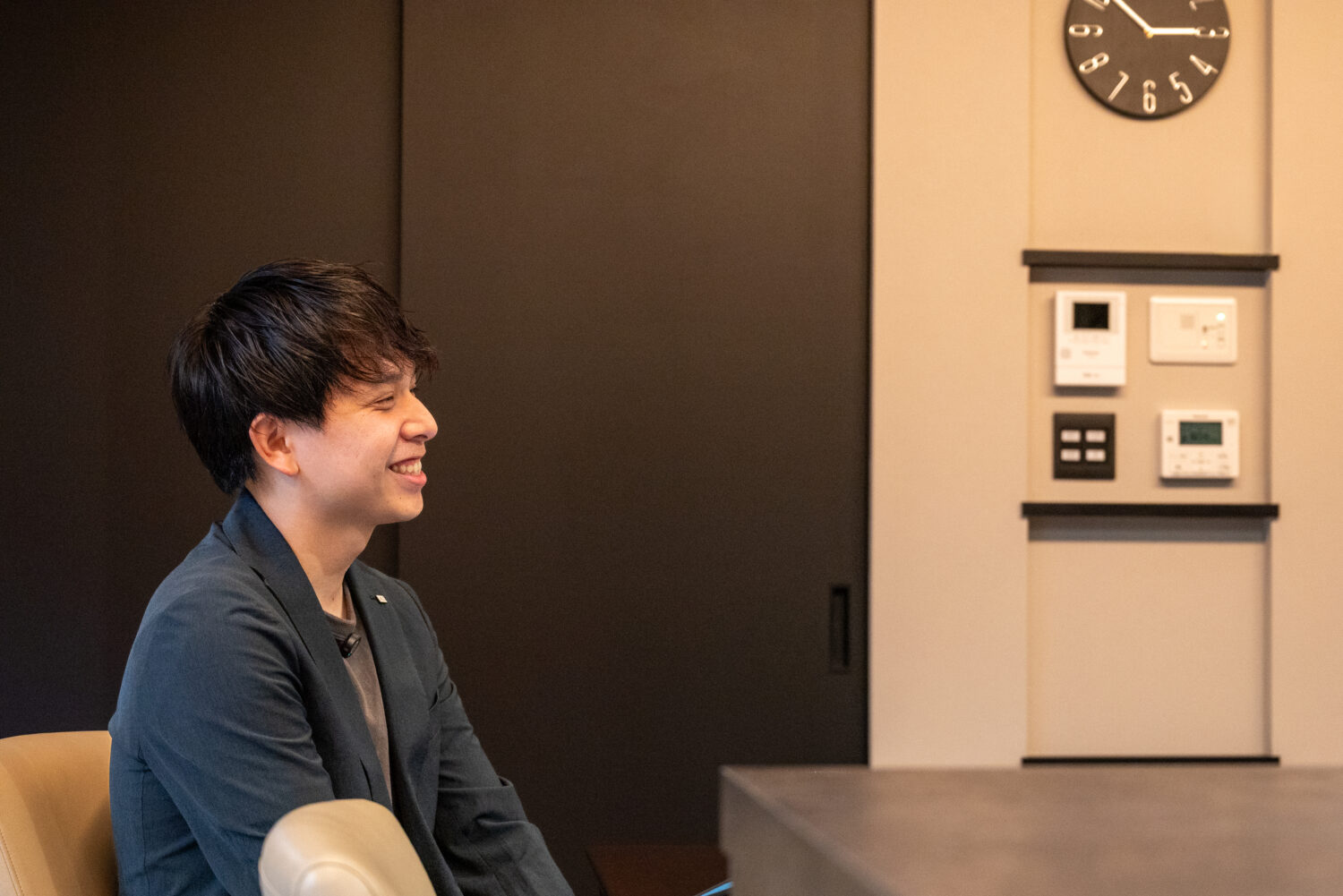 奈良の注文住宅はアイデザインホーム | 奈良県橿原市で建て替えをされたオーナー様にインタビューさせていただきました。 空間をゆるやかにつなぐ段差と、家族が自然に集まるリビング