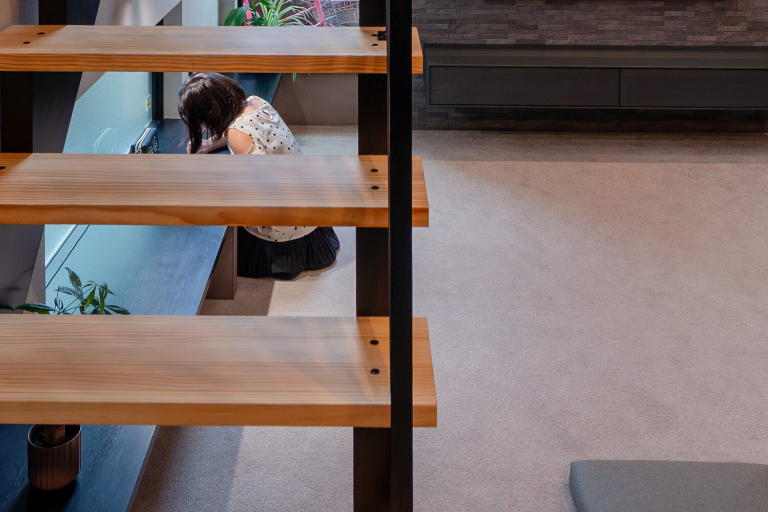 奈良の注文住宅はアイデザインホーム | 奈良県橿原市で建て替えをされたオーナー様にインタビューさせていただきました。 空間をゆるやかにつなぐ段差と、家族が自然に集まるリビング