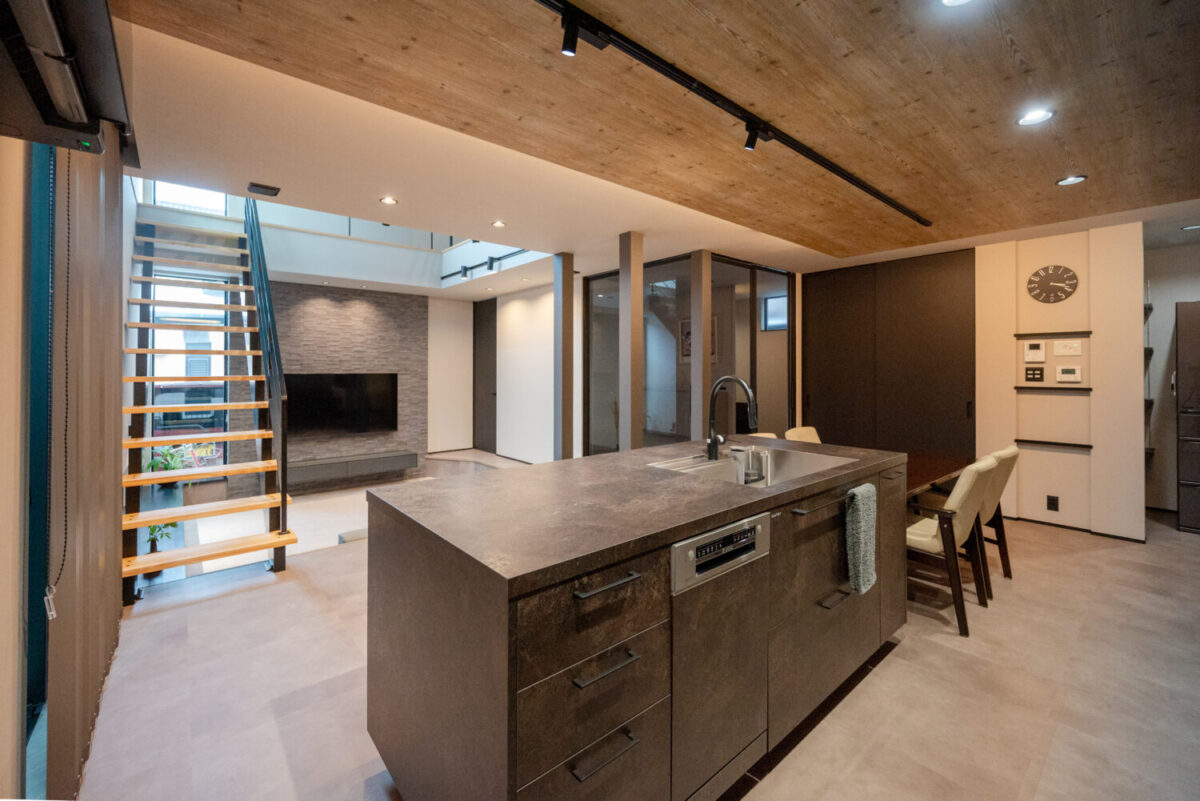 奈良の注文住宅はアイデザインホーム | 奈良県橿原市で建て替えをされたオーナー様にインタビューさせていただきました。 空間をゆるやかにつなぐ段差と、家族が自然に集まるリビング