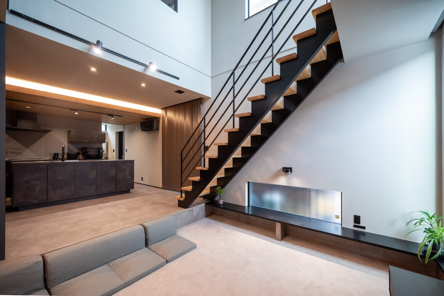 奈良の注文住宅はアイデザインホーム | 奈良県橿原市で建て替えをされたオーナー様にインタビューさせていただきました。 空間をゆるやかにつなぐ段差と、家族が自然に集まるリビング