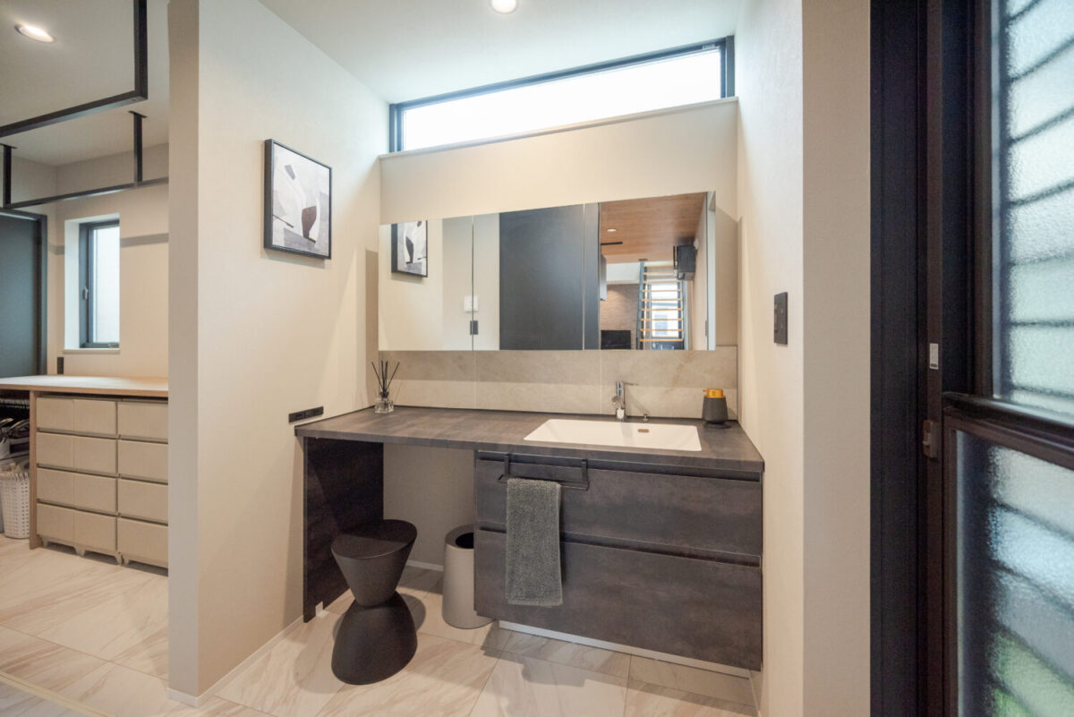 奈良の注文住宅はアイデザインホーム | 奈良県橿原市で建て替えをされたオーナー様にインタビューさせていただきました。 空間をゆるやかにつなぐ段差と、家族が自然に集まるリビング