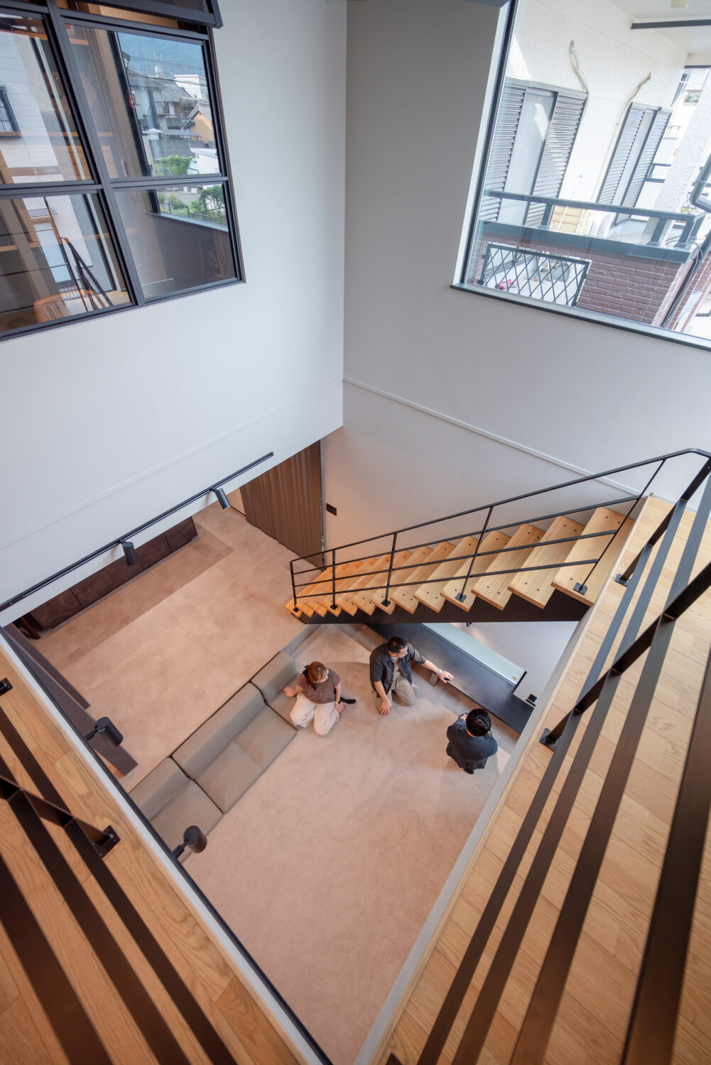 奈良の注文住宅はアイデザインホーム | 奈良県橿原市で建て替えをされたオーナー様にインタビューさせていただきました。 空間をゆるやかにつなぐ段差と、家族が自然に集まるリビング