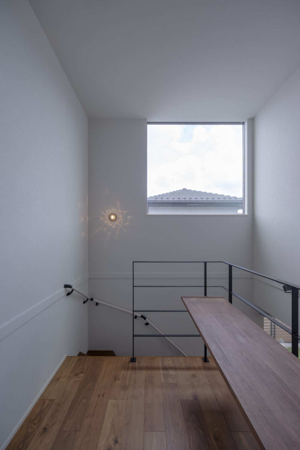 スキップ上は、将来的にスタディスペースとして使えるようカウンターを設置｜回遊動線とスキップフロアで 家族の時間が広がる家｜アイデザインホームの実例集