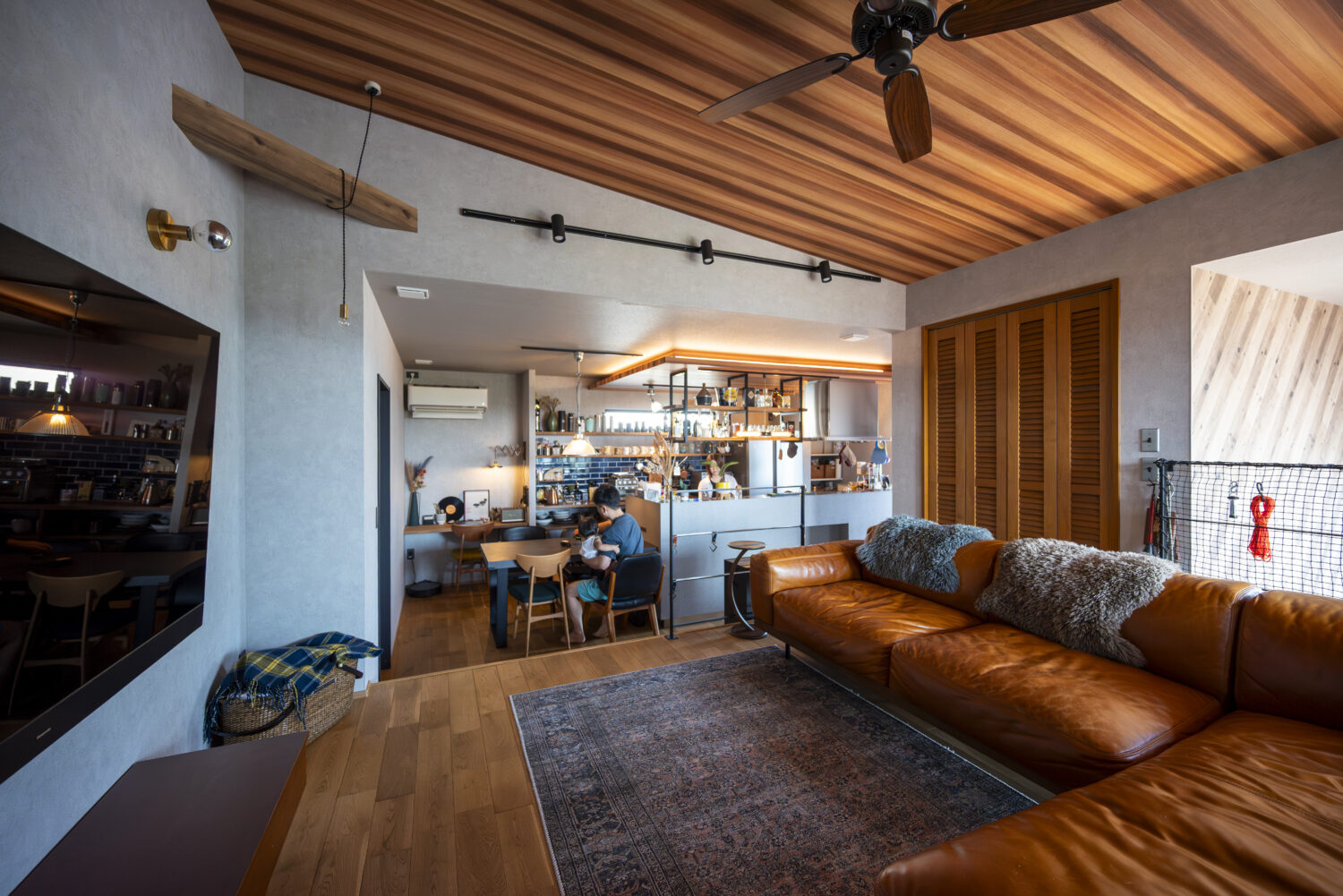 広いバルコニーと2階リビングで愉しむヴィンテージテイストの家｜アイデザインホームの施工事例