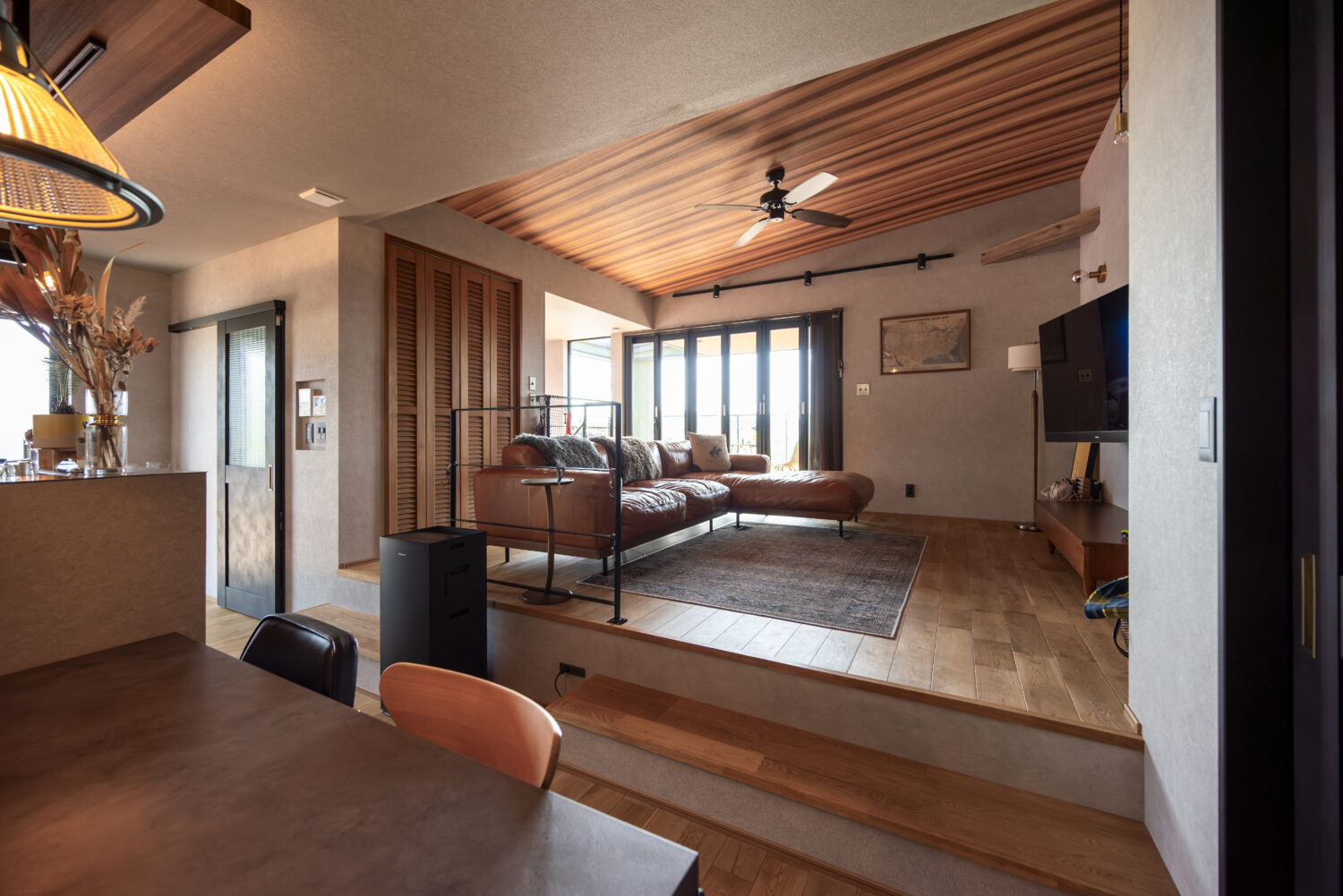 床の高さに変化をつけたリビング｜アイデザインホームの施工事例