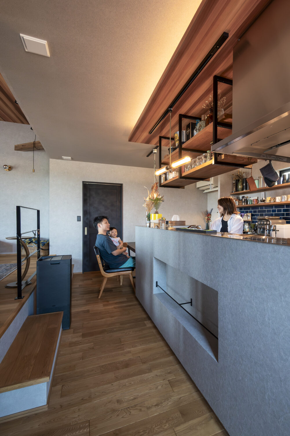 キッチン上にアイアンシェルフを設けている｜アイデザインホームの施工事例