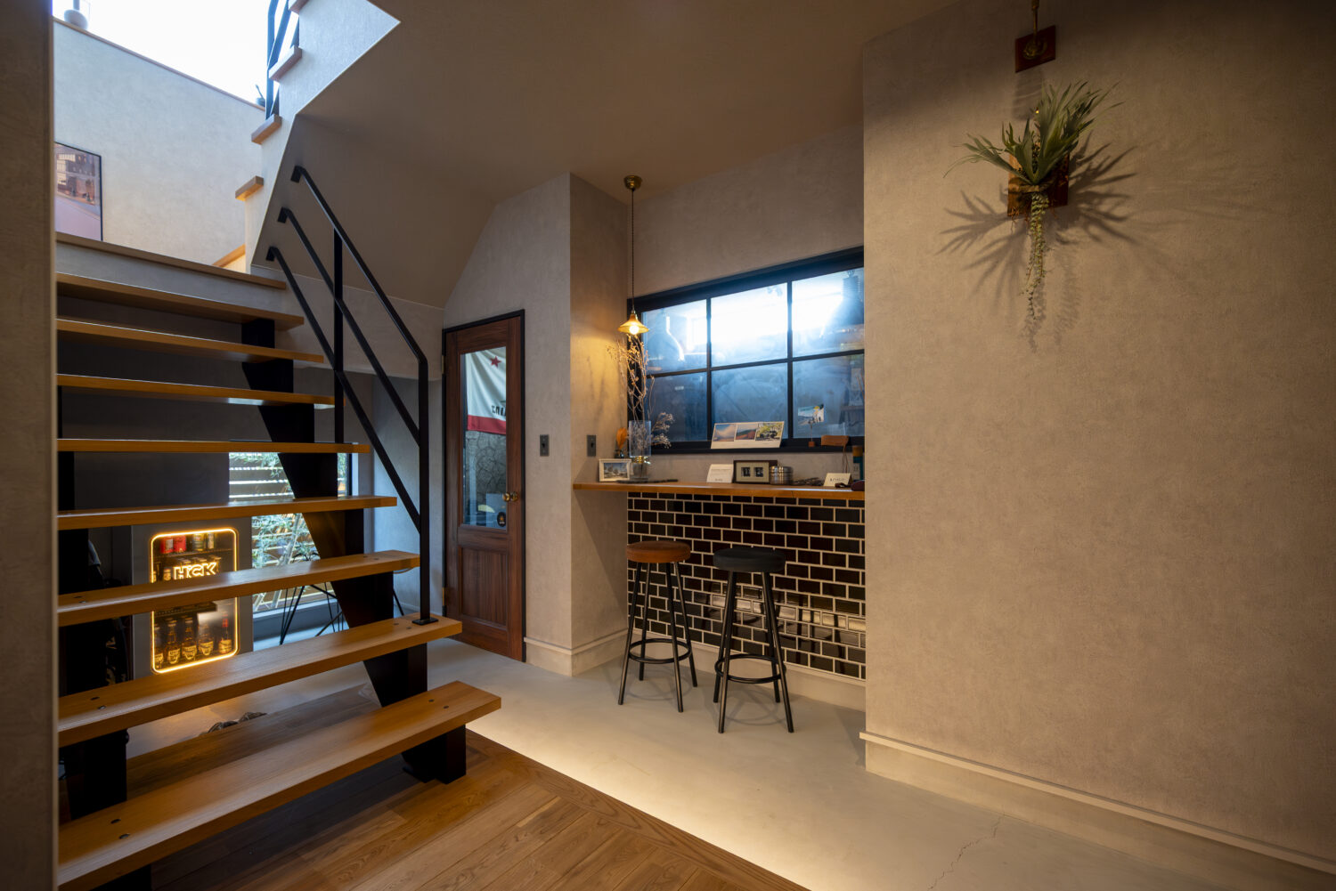 カフェのようなカウンターを設けた土間スペース｜アイデザインホームの施工事例