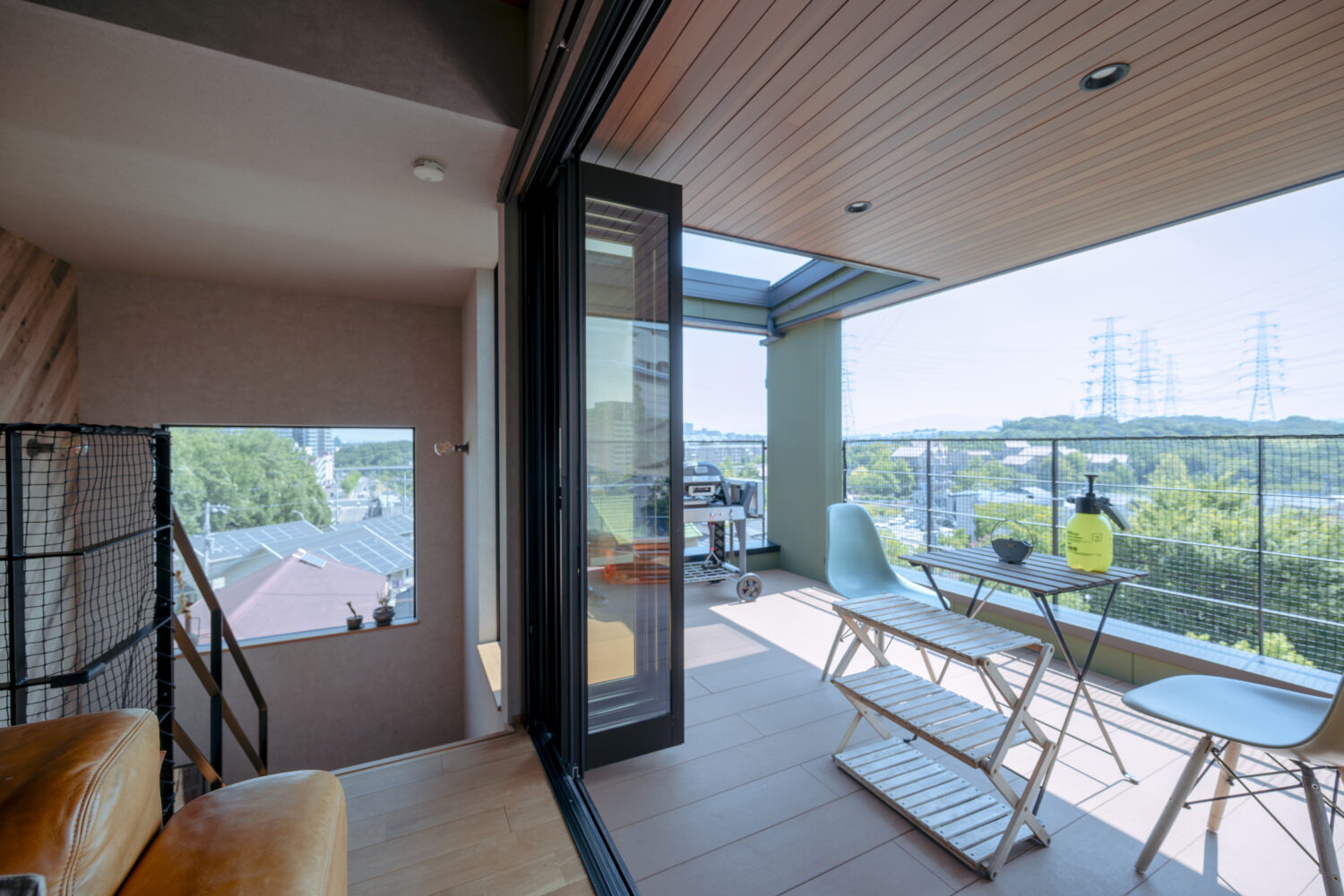 リビングとフラットにつながるバルコニー｜アイデザインホームの施工事例