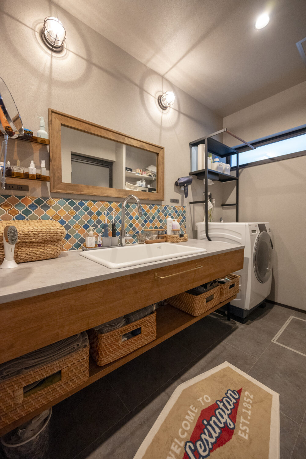 カラフルなタイルが印象的な洗面室｜アイデザインホームの施工事例