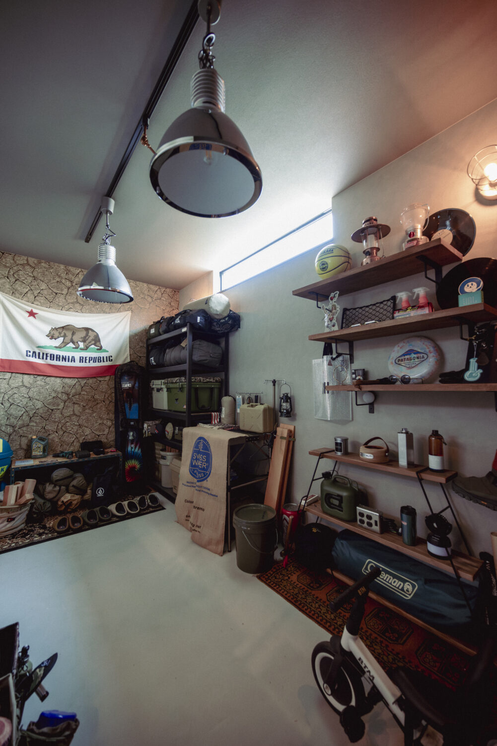 お気に入りのキャンプギアを並べた倉庫｜アイデザインホームの施工事例