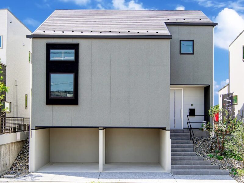 アイデザインホームのこころ展示場｜グレーを基調とした外壁で2台分のビルトインガレージのあるモデルハウス
