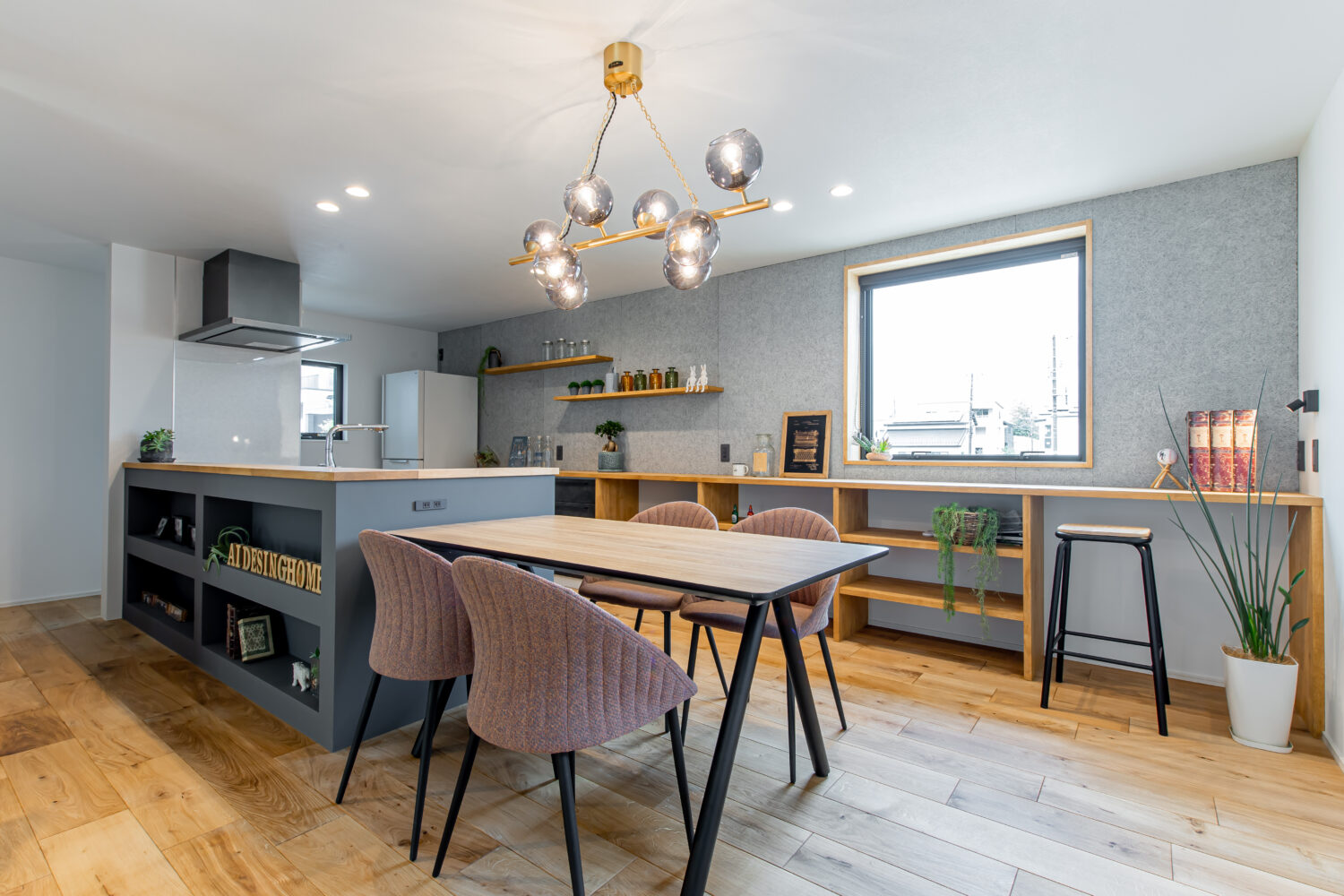アイデザインホームのこころ展示場|グレーと木のツートンでまとめた、機能性とデザイン性を両立したダイニング&キッチン