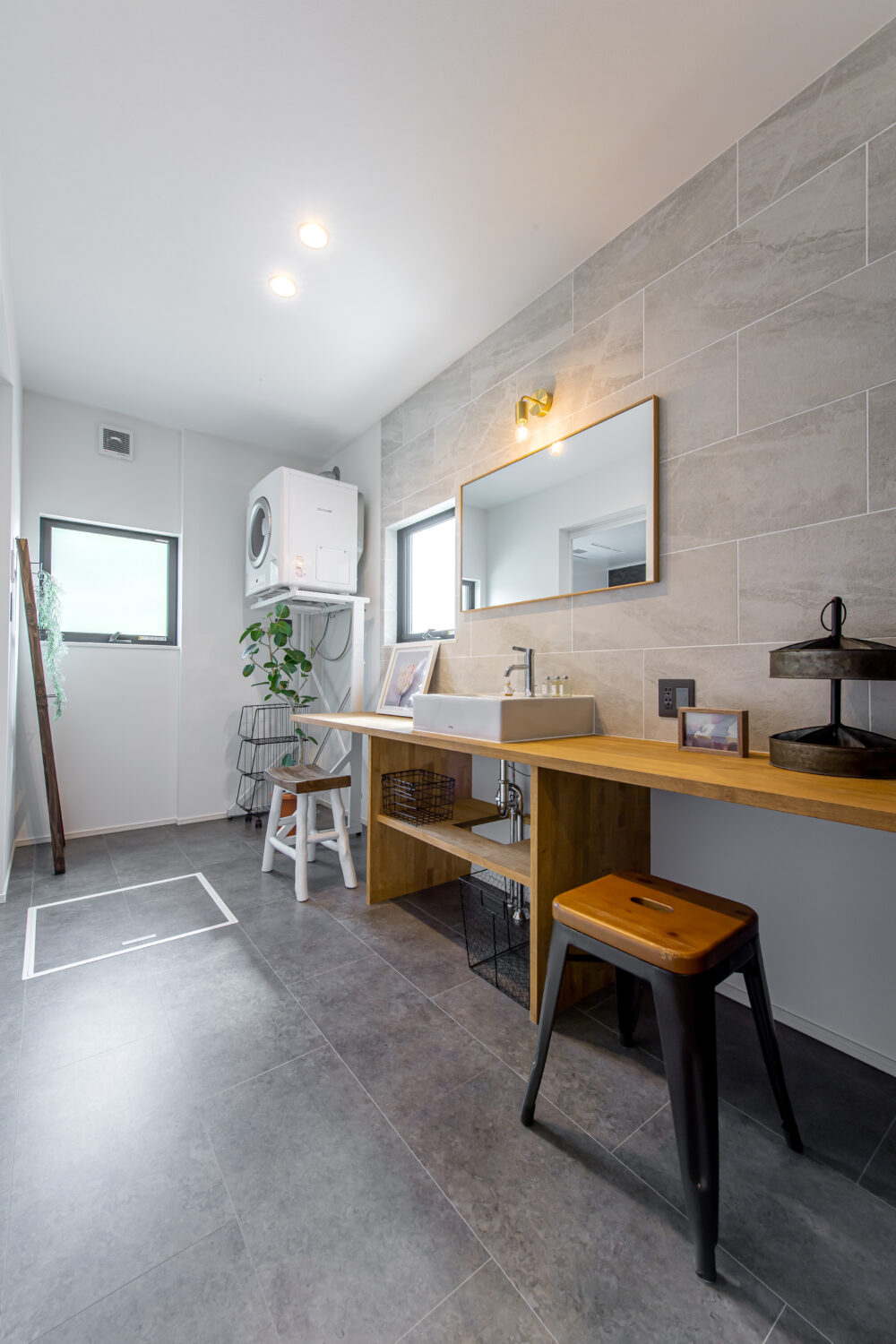 アイデザインホームのこころ展示場|洗濯機スペースを確保しながらも十分な広さのある洗面室