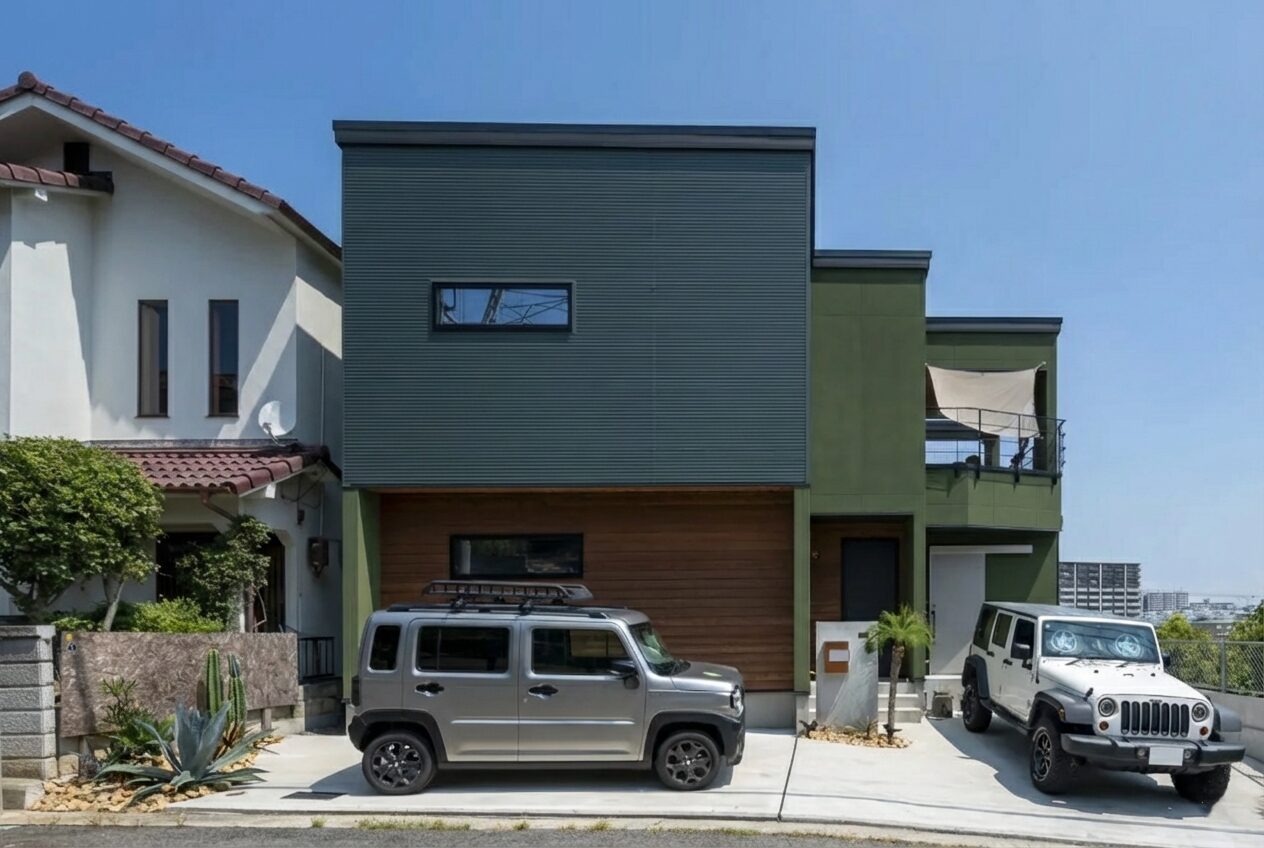 深みのあるグリーンのガルバリウム鋼板と吹付仕上げをベースに、杉板張りをアクセントとして組み合わせた外観｜アイデザインホームの施工事例