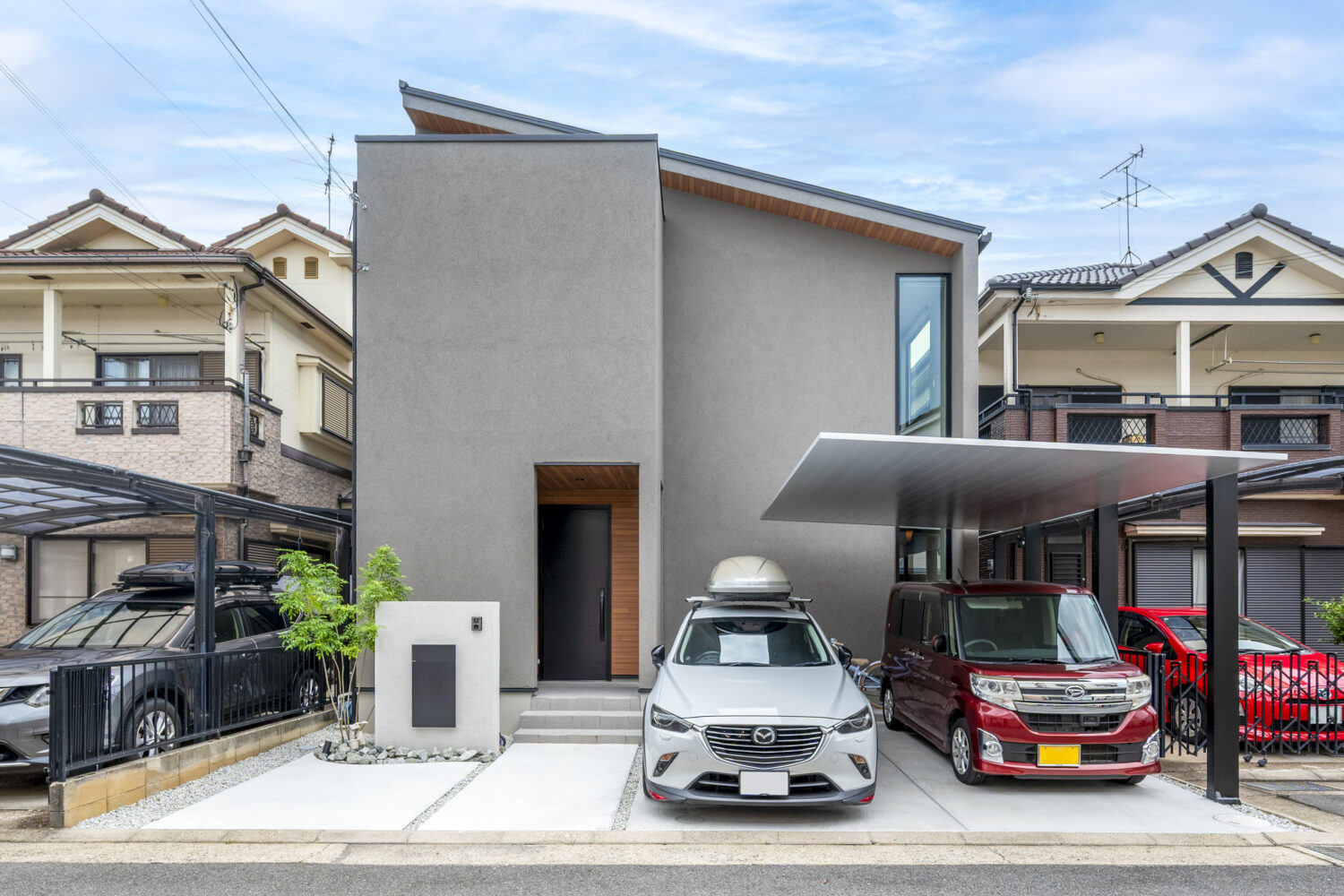 グレーの外壁に片流れ屋根を組み合わせたスタイリッシュな外観｜アイデザインホームの施工事例