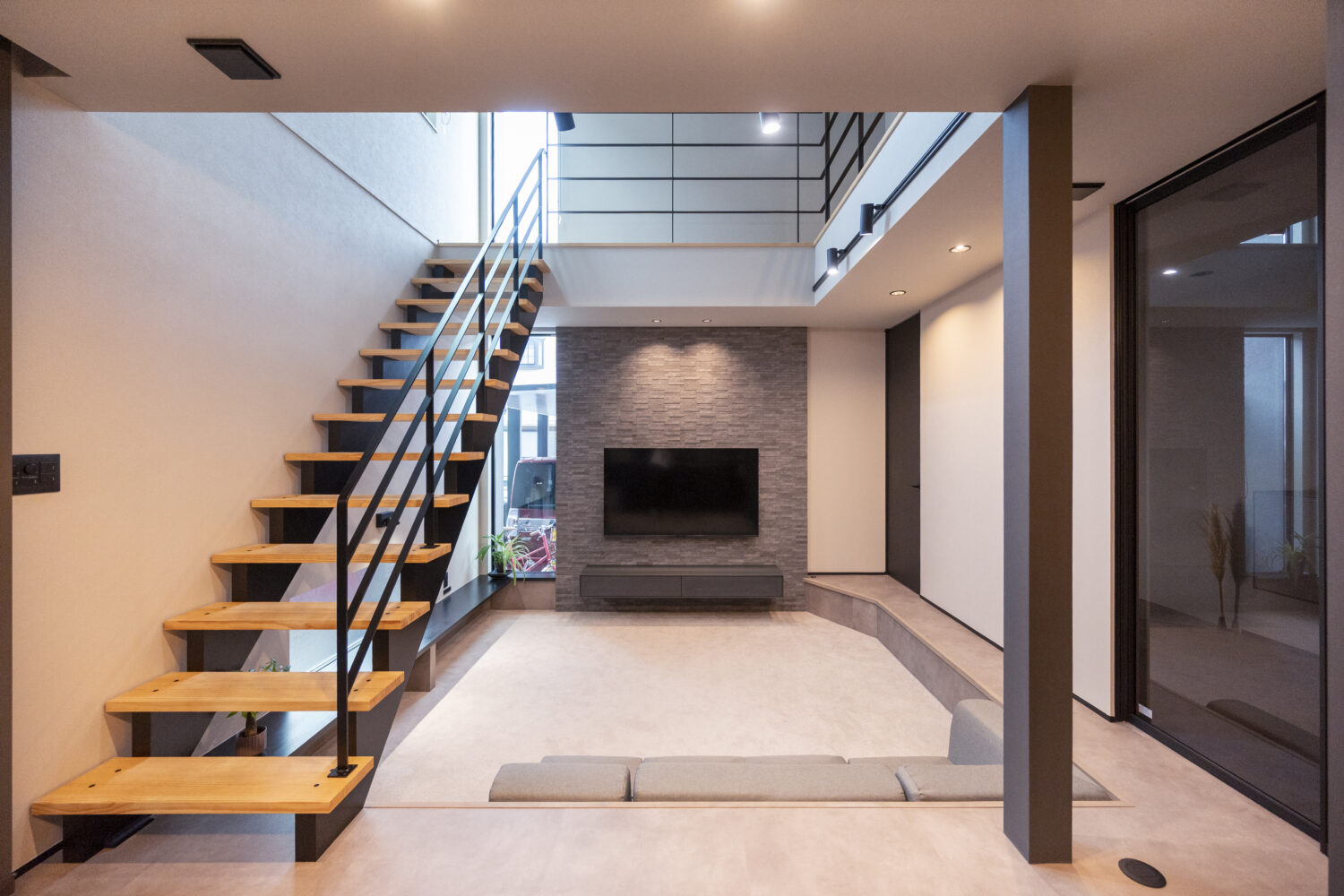 段差によりゾーンをゆるやかに区切ったピットリビング｜アイデザインホームの施工事例