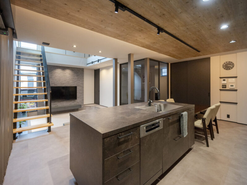 キッチン中心の回遊動線とピットリビングのある家｜アイデザインホームの施工事例