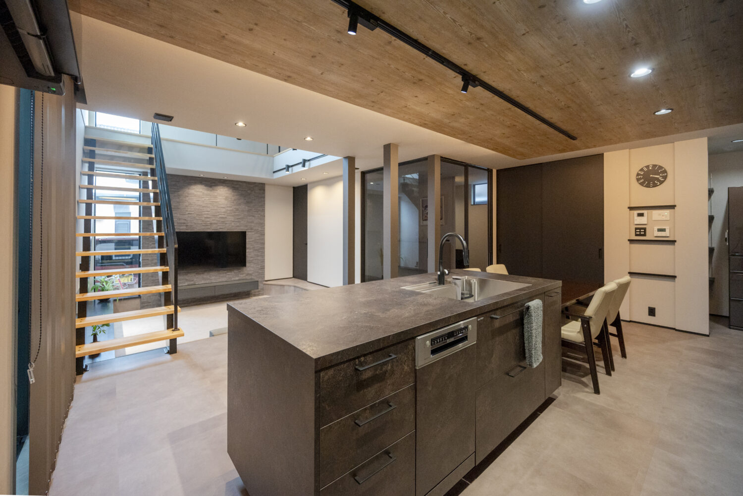 キッチン中心の回遊動線とピットリビングのある家｜アイデザインホームの施工事例