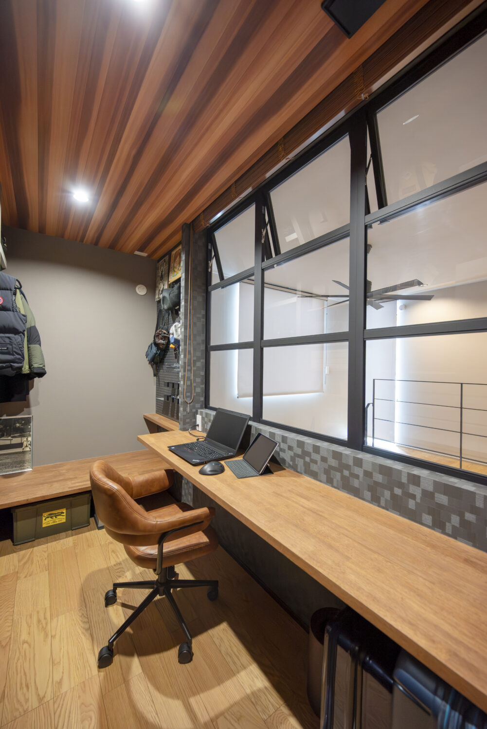 吹抜けに面した室内窓から視線が抜け、心地よい開放感に包まれる書斎｜アイデザインホームの施工事例