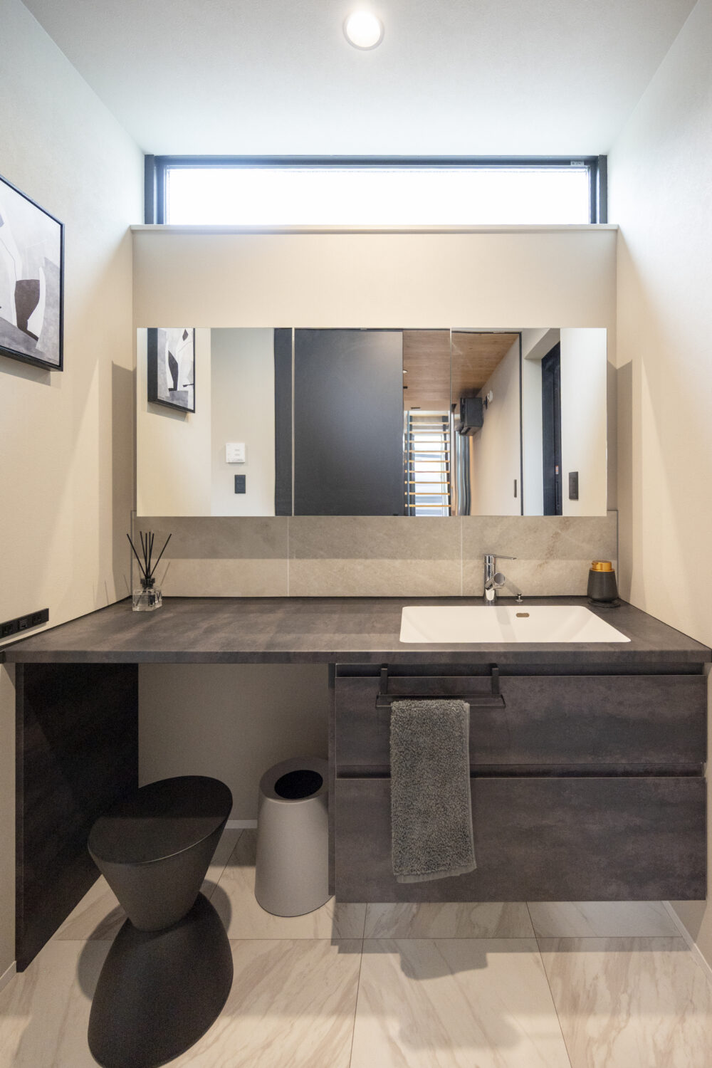 石目柄で統一したホテルライクな洗面室｜アイデザインホームの施工事例