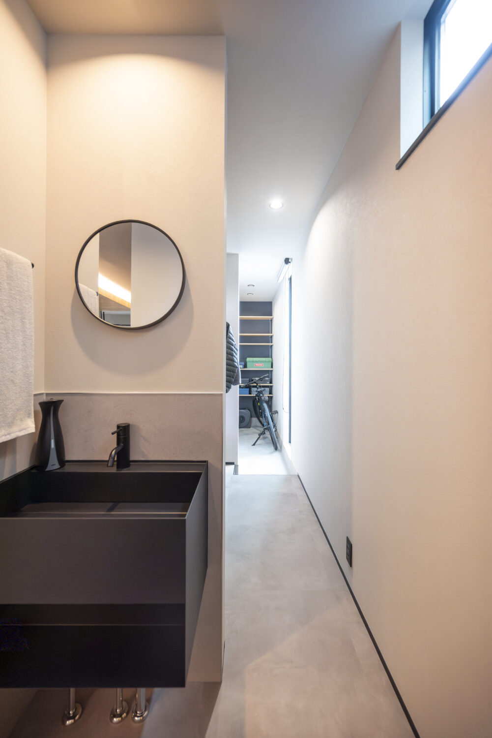 LDKに入る前に手を洗えるセカンド洗面｜アイデザインホームの施工事例