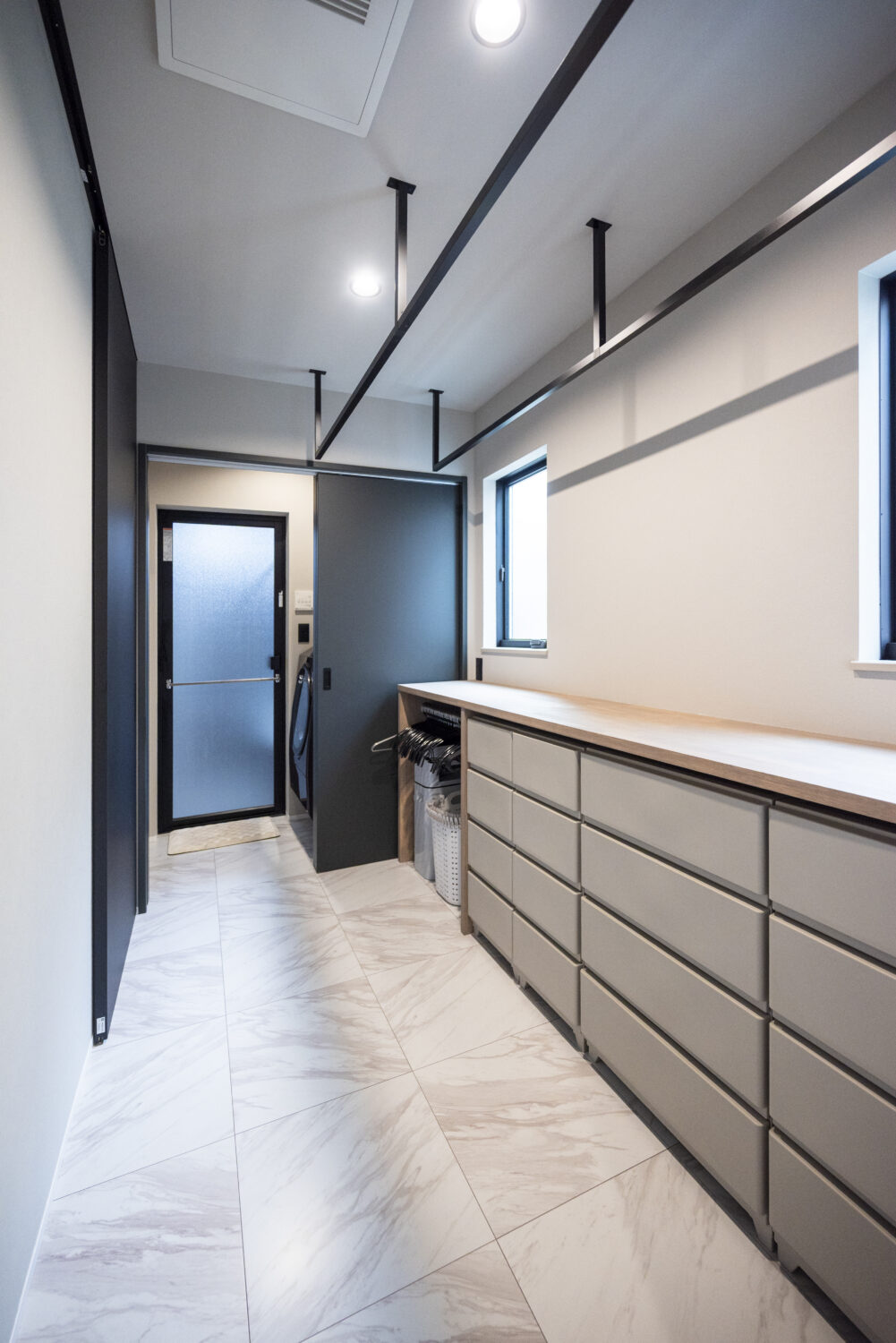 キッチンからも行き来できるランドリールーム｜アイデザインホームの施工事例