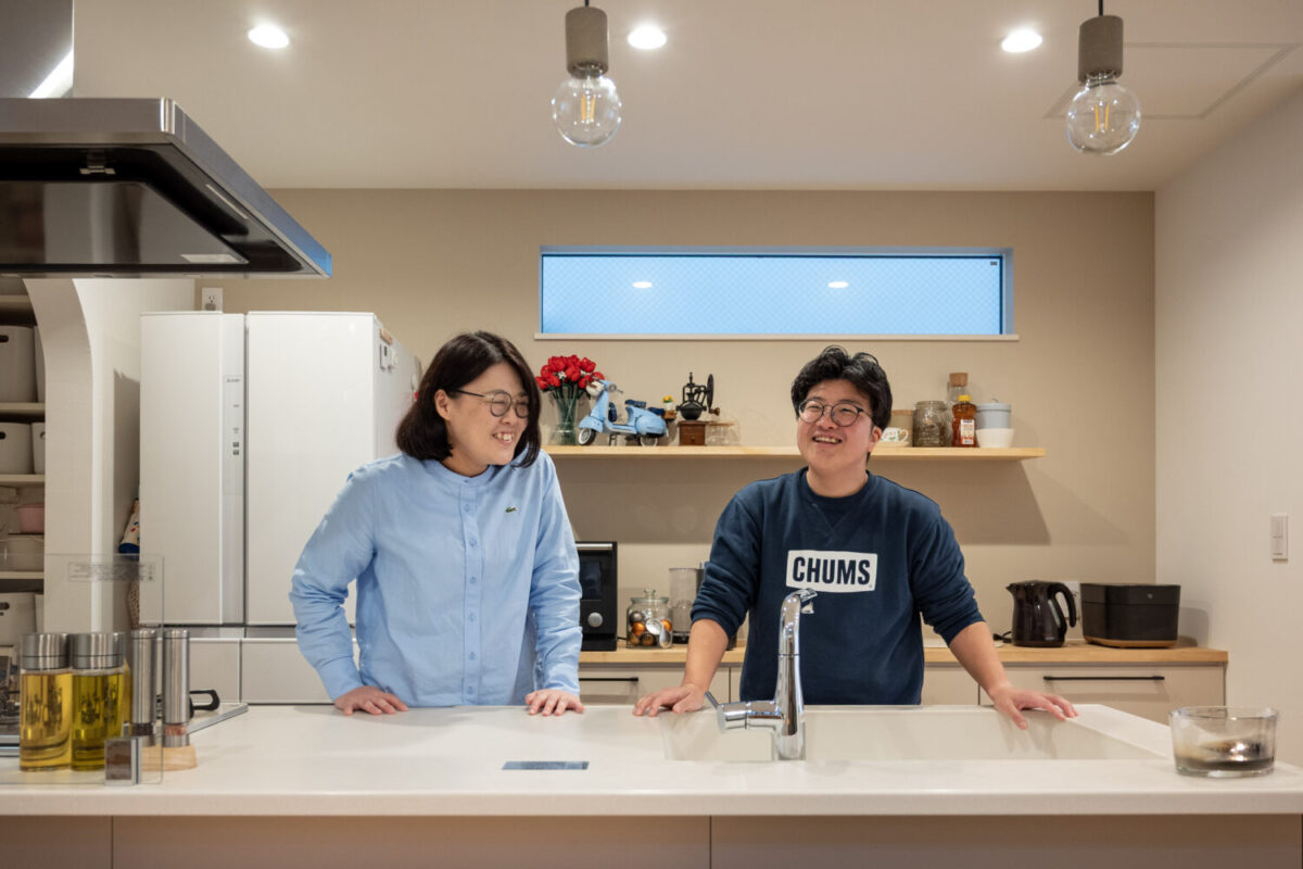 愛知県名古屋市で注文住宅を建てたI様ご夫婦とキッチン|アイデザインホーム