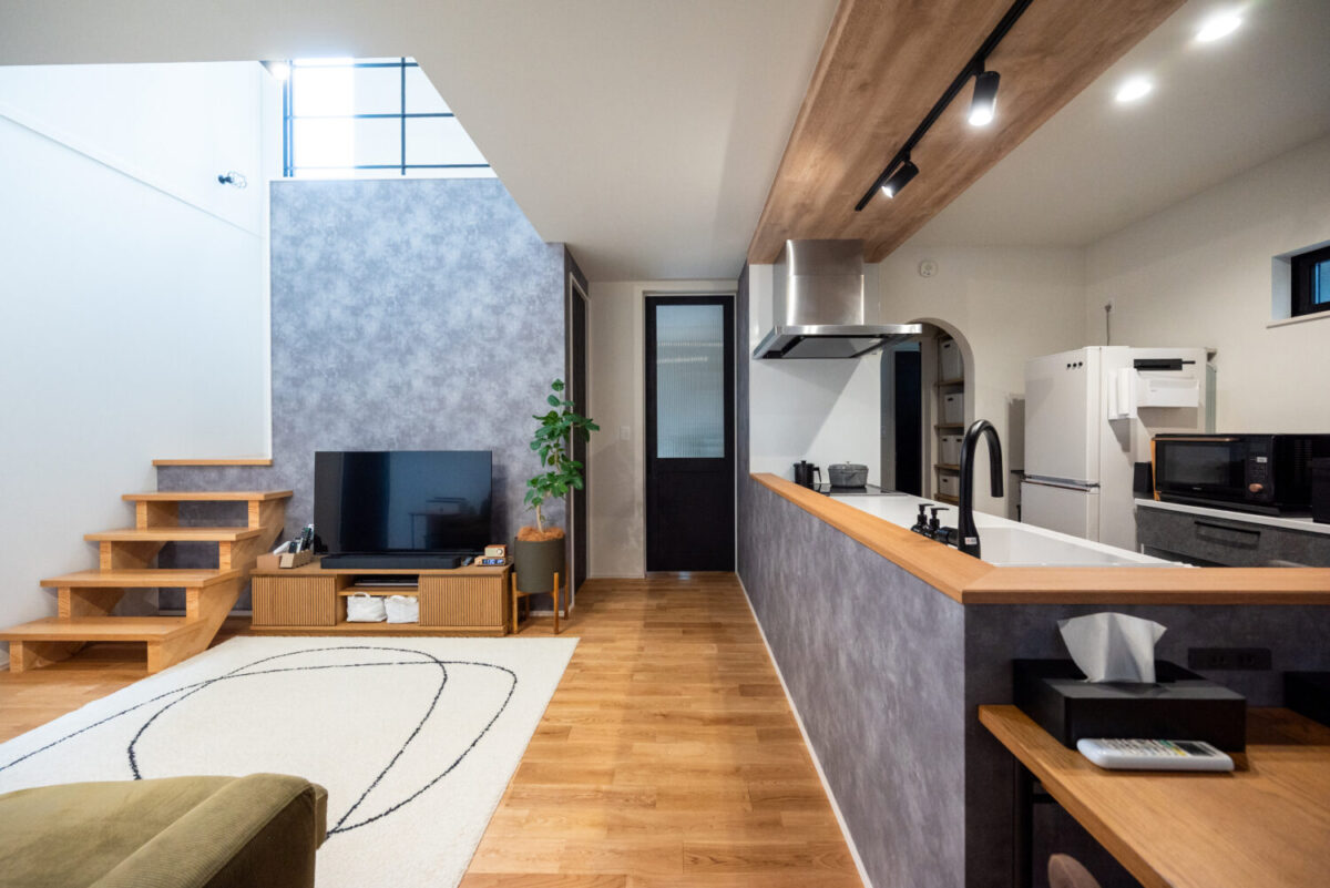 大阪府枚方市の注文住宅｜S様邸のリビングと対面キッチン｜アイデザインホーム
