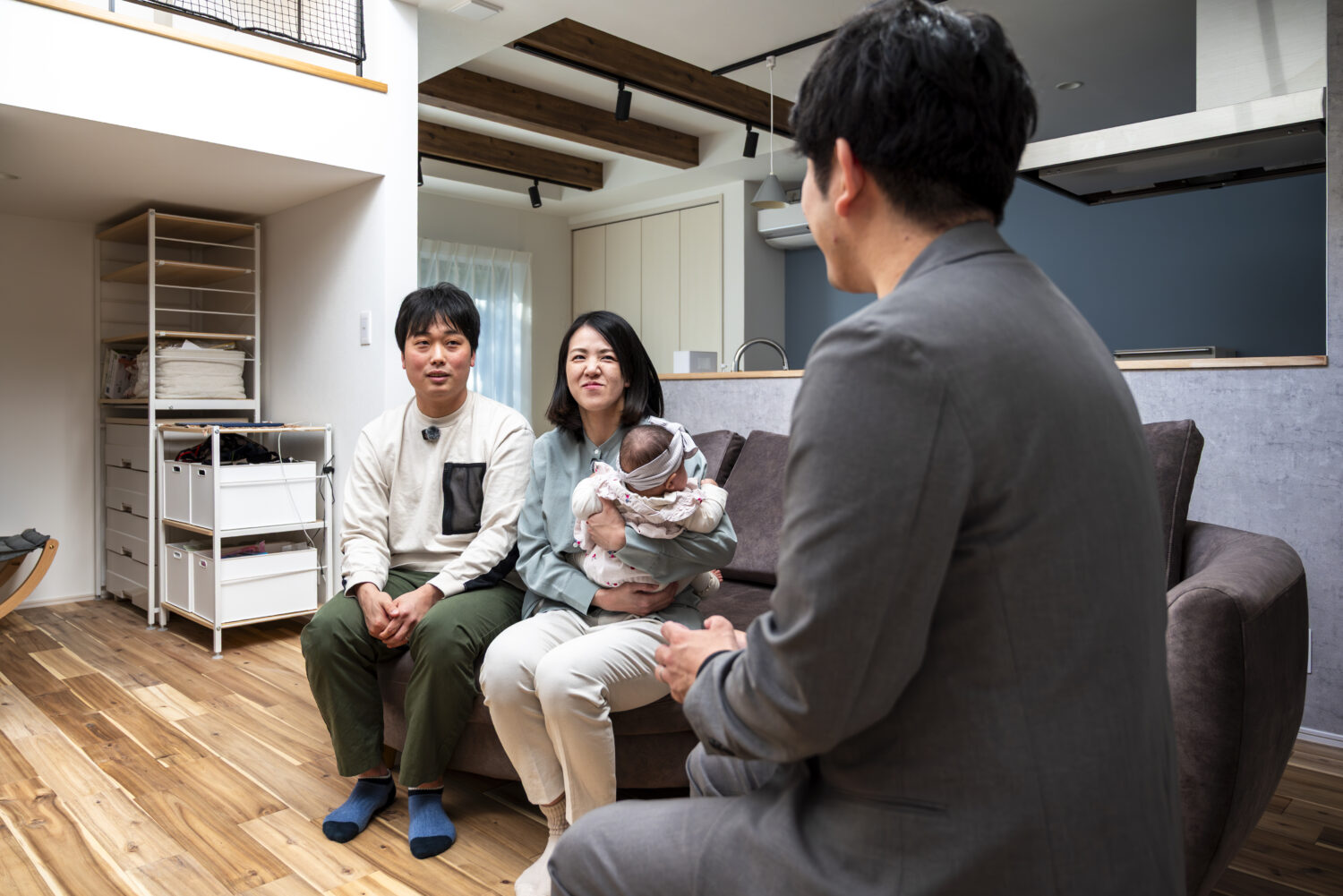 大阪府柏原市の注文住宅|N様邸のゆったりしたソファがあるリビング|アイデザインホーム