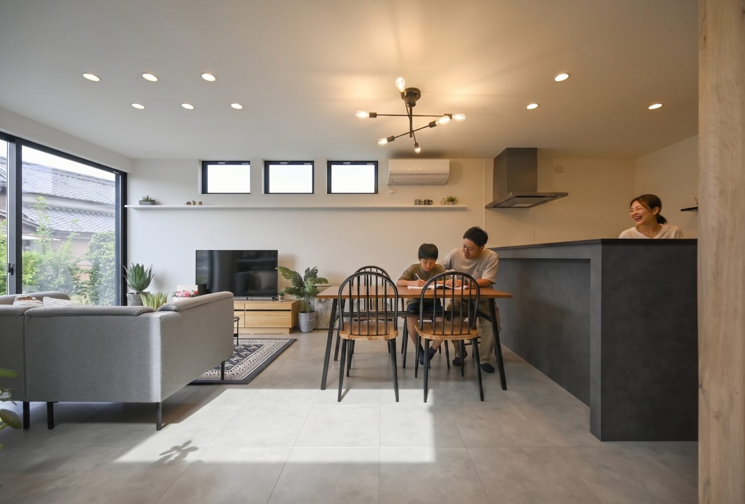 広島・岡山・山口・兵庫・大阪・奈良・三重・岐阜・愛知の注文住宅はアイデザインホーム｜家族で過ごすリビングと子どもの学習スペース