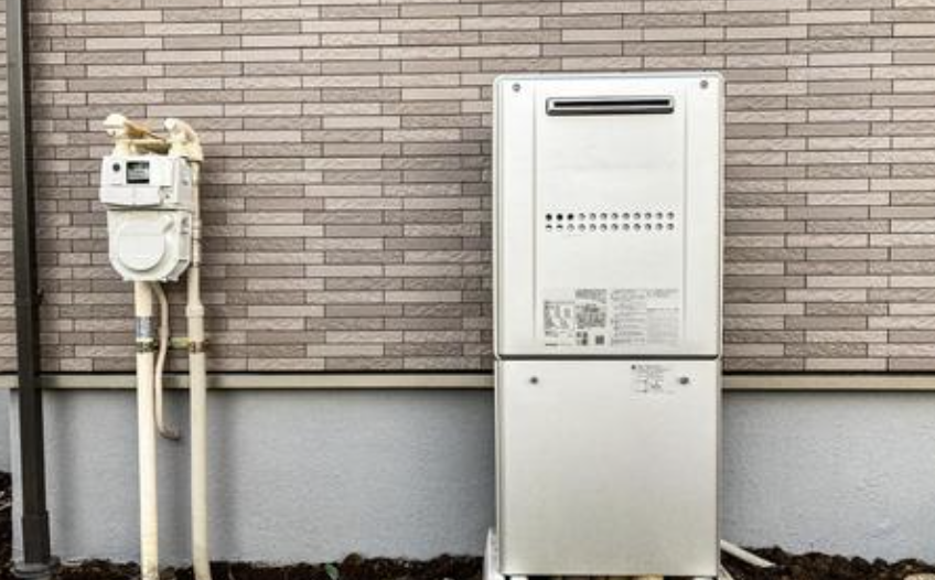 広島のリフォーム・リノベーションはアイデザインホーム|戸建て住宅の外壁に設置された給湯器