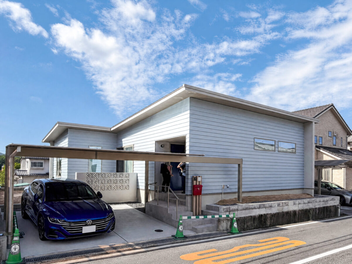 アイデザインホーム広島支店　ペールブルーのラップサイディングで仕上げた平屋の住まい
